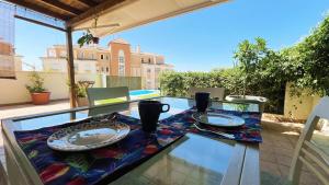 Gran Terraza con Vistas al Mar y Piscina