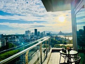 Kuching City Center Riverine Apartment With Balcony and Marvelous View