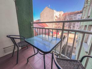Central 1BR, Boho Style, Balcony, Cool & Quiet