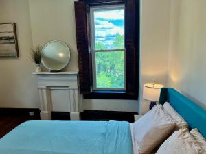 Skyline Retreat Spacious Elegance Queen Suite 2 City Views