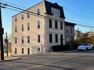 Skyline Retreat Spacious Elegance Queen Suite 2 City Views