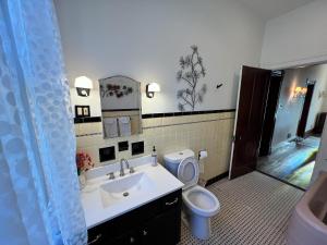 Skyline Retreat Spacious Elegance Queen Suite 2 City Views