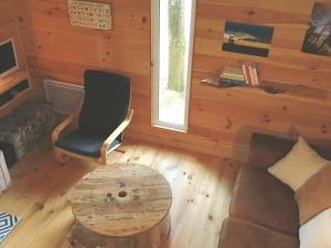 JOLIE CABANE BOIS SOUS LES CHENES Hourtin bourg