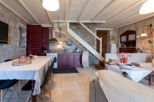 Traditional Stonehouse Kalamata Verga