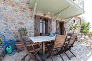 Traditional Stonehouse Kalamata Verga