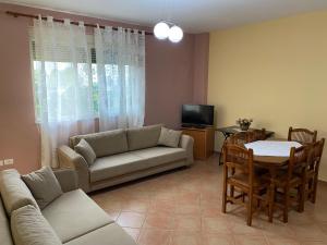 Comfy One-bedroom Flat in Golem, 1BR, 2 Sofas