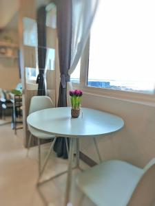 Cozy Comfy Suite 2BR w Balcony - Amazing Manila Bay View and City Skyline near MOA