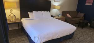 King Room with Sofa - Non Smoking room in Rodeway Inn Oscoda