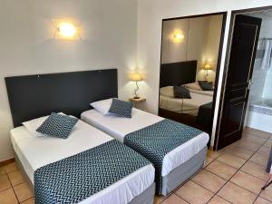 Hotels Logis Hotel Les II Mas - Perpignan Sud : Chambre Privilege Plus - Lits Jumeaux - Vue Patio