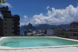 Cobertura Arpoador com piscina privativa, vista mar, garagem, portaria 24 horas