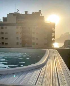 Cobertura Arpoador com piscina privativa, vista mar, garagem, portaria 24 horas