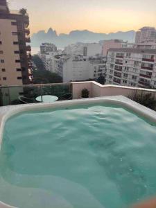 Cobertura Arpoador com piscina privativa, vista mar, garagem, portaria 24 horas