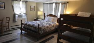 Efficiency Queen Suite - Non Smoking room in Rodeway Inn Oscoda