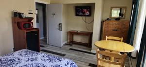 Queen Room - Non Smoking room in Rodeway Inn Oscoda