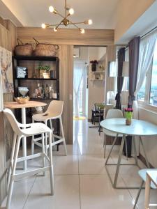 Cozy Comfy Suite 2BR w Balcony - Amazing Manila Bay View and City Skyline near MOA