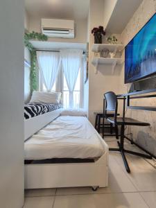 Cozy Comfy Suite 2BR w Balcony - Amazing Manila Bay View and City Skyline near MOA