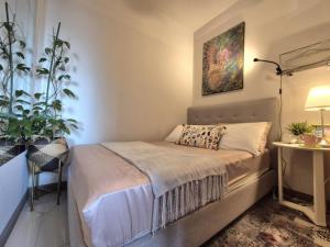 Cozy Comfy Suite 2BR w Balcony - Amazing Manila Bay View and City Skyline near MOA