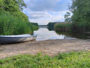 Domki Ostoja II nad Jeziorem z Kominkiem i Łódką