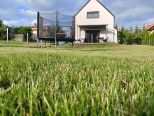 Domki Ostoja II nad Jeziorem z Kominkiem i Łódką