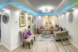 Super Luxury Family Home - 3 Bedrooms, 1 Full Bathroom and 1 Half Washroom with Free Parking, Wifi, Netflix - Agincourt