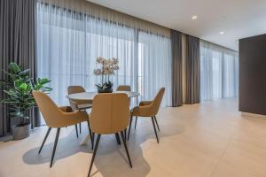 Luxury apartment with common skypool in the prestigious Mercury Tower by SF HOMES