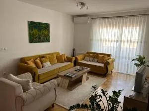 J&D Apartment Prishtina - 1 double & 2 single beds - Hajvali