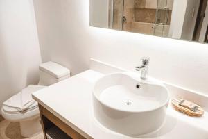 Chic 2BR in Exclusive Building