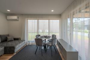 KURŠIŲ VĖJAS apartamentai Svencelėje pirmame aukšte su terasa