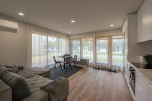 KURŠIŲ VĖJAS apartamentai Svencelėje pirmame aukšte su terasa