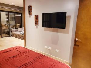 Stylish 1BR Beachside Retreat