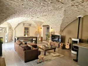 Maison atypique avec jardin - Uchaud