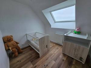Maisons de vacances Gite a la campagne avec piscine interieure : Maison 4 Chambres