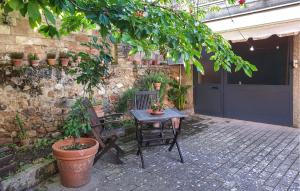 Pet Friendly Apartment In Rosia With Kitchen