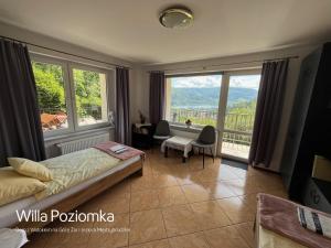 Willa Poziomka z tarasem i widokiem na Górę Żar i Jezioro Międzybrodzkie