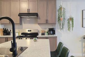 5beds 2800 sqft house, sleeps 11, 18 mins to falls