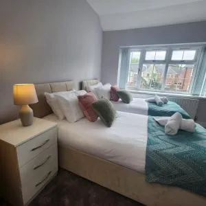 Woodcote House, 4 large bedrooms, close to WV1, JLR, M54 - Coseley