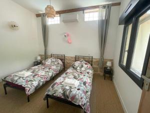 Maisons de vacances Grange renovee, jardin prive et piscine partagee : photos des chambres