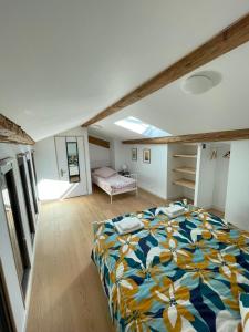 Maisons de vacances Grange renovee, jardin prive et piscine partagee : photos des chambres