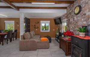 2 Bedroom Awesome Home In Polje 