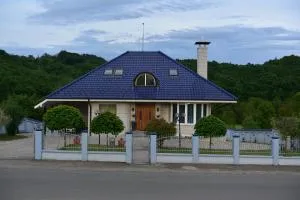 Royal Blue Rose - Mrčajevci