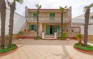 2 Bedroom Amazing Home In Campo Di Mare - Lendinuso