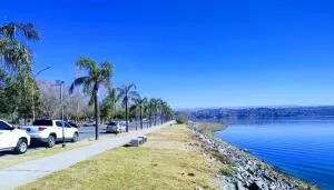 Dpto frente al Lago Carlos Paz - 维拉帕尔克西基曼