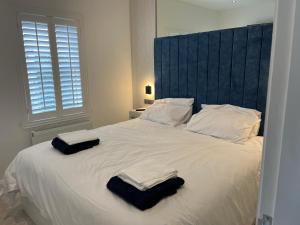 2 Bedrooms - 5 Guests - Fireplace - Near Beach