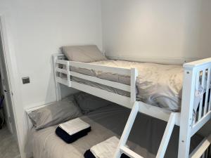 2 Bedrooms - 5 Guests - Fireplace - Near Beach