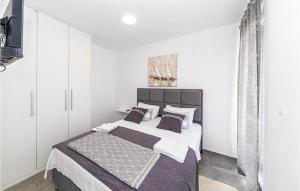 Gorgeous Apartment In Okrug Gornji