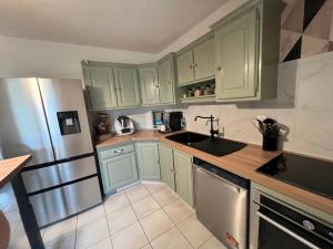 Sejours chez l'habitant A 5 minutes a pieds du chateau, 2 belles et spacieuses chambres, SDB, WC et un garage prive a 25 minutes circuit 24h : photos des chambres