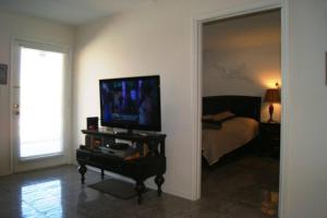 Parklane #105 2-3 minute walk to beach access