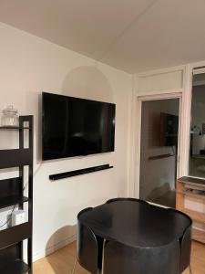 Central Apt Balcony I 5 Min to Metro and Canals