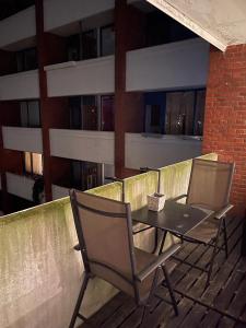 Central Apt Balcony I 5 Min to Metro and Canals