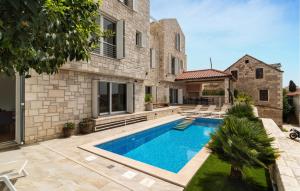 6 Bedroom Awesome Home In Sumartin